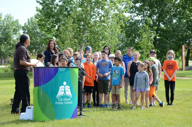 Elk Island Public Schools Du Học & Đinh Cư Canada